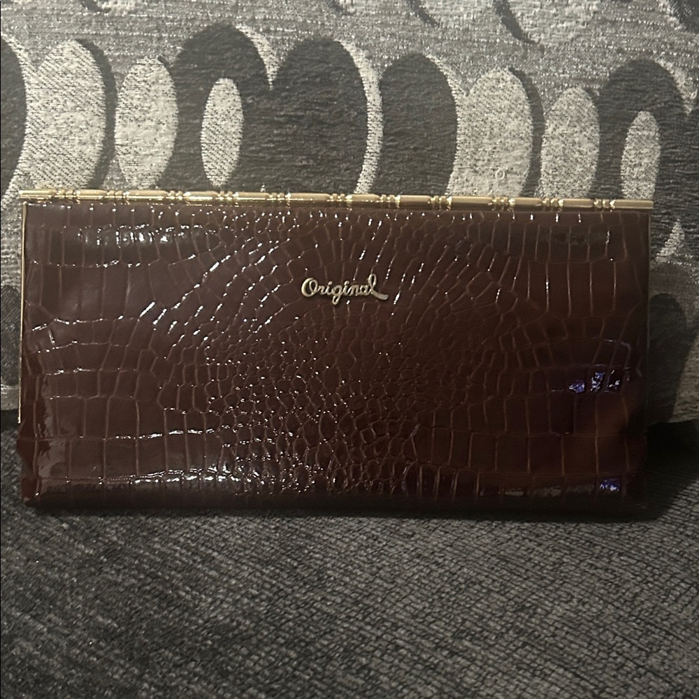 Major Sale!!!              
Crocodile-Embossed Brown Clucth